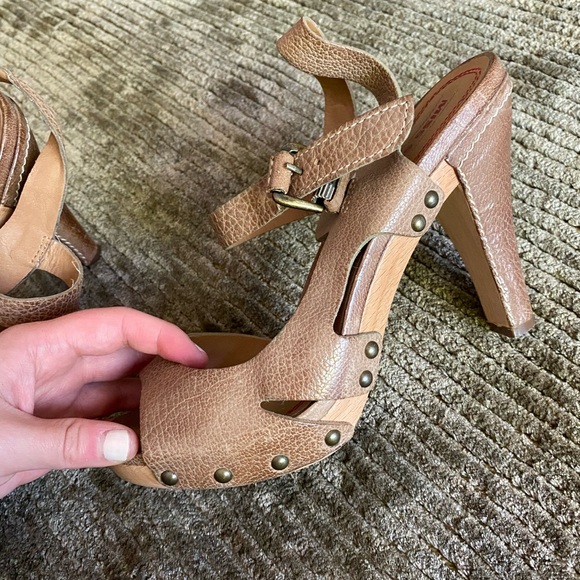 Taupe pebbled leather miss sixty high heeled sandals - Picture 6 of 11